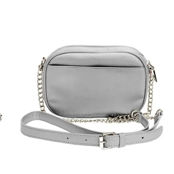 BADGLEY MISCHKA Silver quilted camera bag with silver hardware chain crossbody - Picture 3 of 3